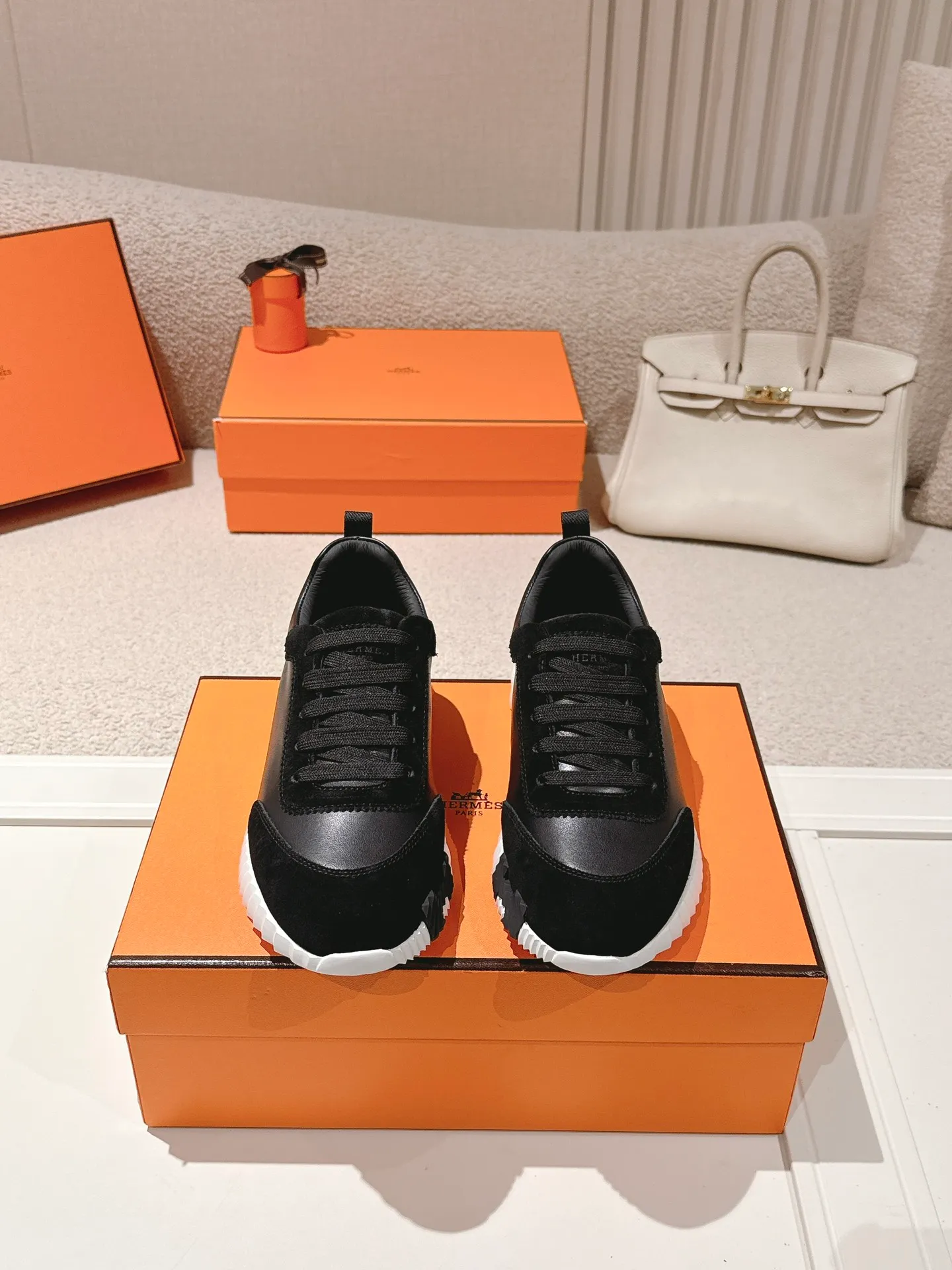 Men's shoes 💰600💰 Hermes top version # Hermès H family classic couple's casual sports shoes Couple's casual sports dad shoes combine high-tech canvas and suede goatskin, and are decorated with an exaggerated "H" letter on the rubber sole. The italic design and bright colors show vitality and continue the brand's design inspiration. Stroll around the city lightly and feel free and comfortable. Exquisitely packaged at the delivery counter 🛍📦 Fabric: Original special material and cow suede Lining: Customized breathable mesh Outsole: Open-molded TPU + rubber foam material Bottom thickness: 3CM Size: 35-45